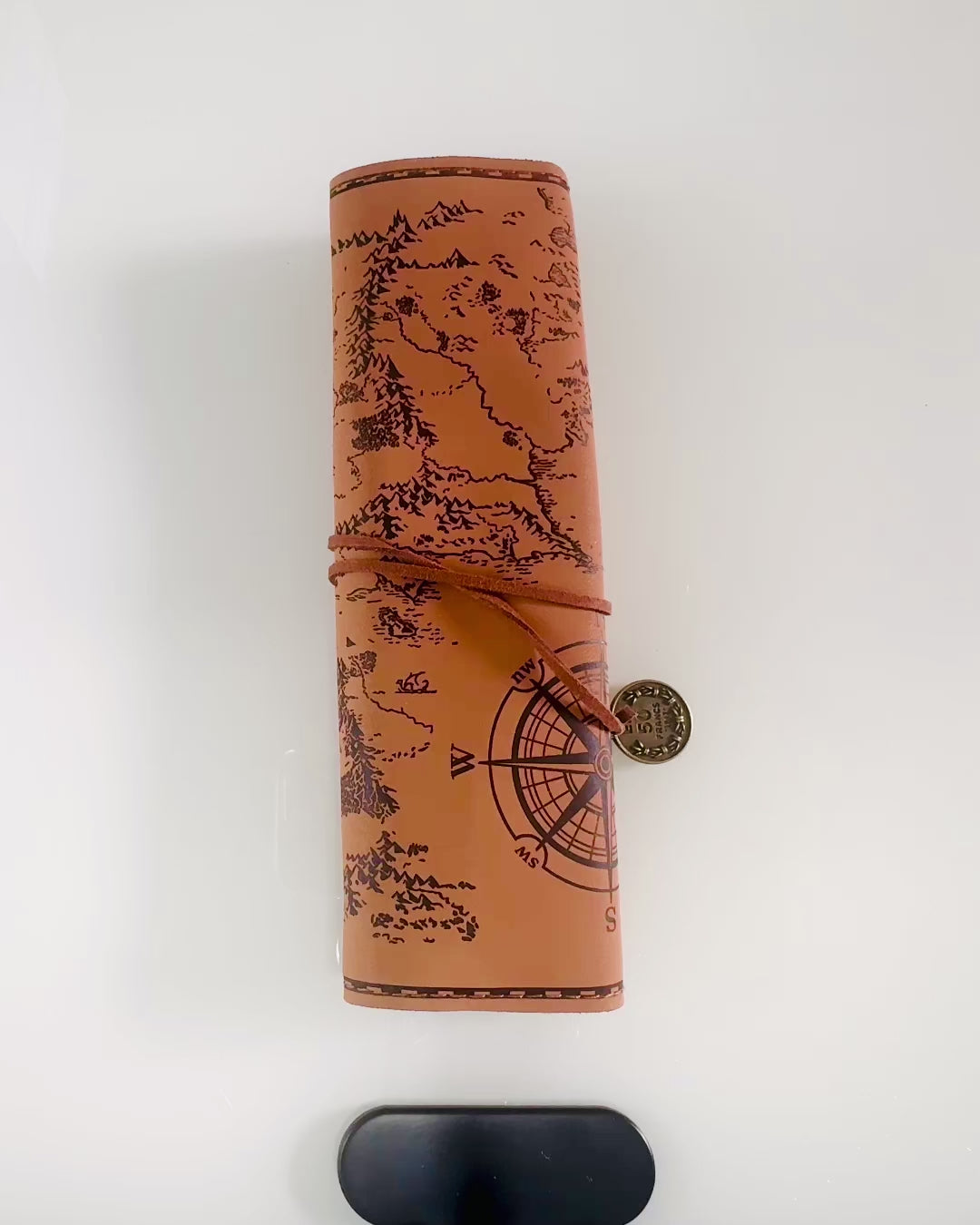 Retro svetlo hnedý - matný, kožený peračník v štýle cestovateľa s mapou sveta – praktický a priestranný. Personalizácia gravírovaním.