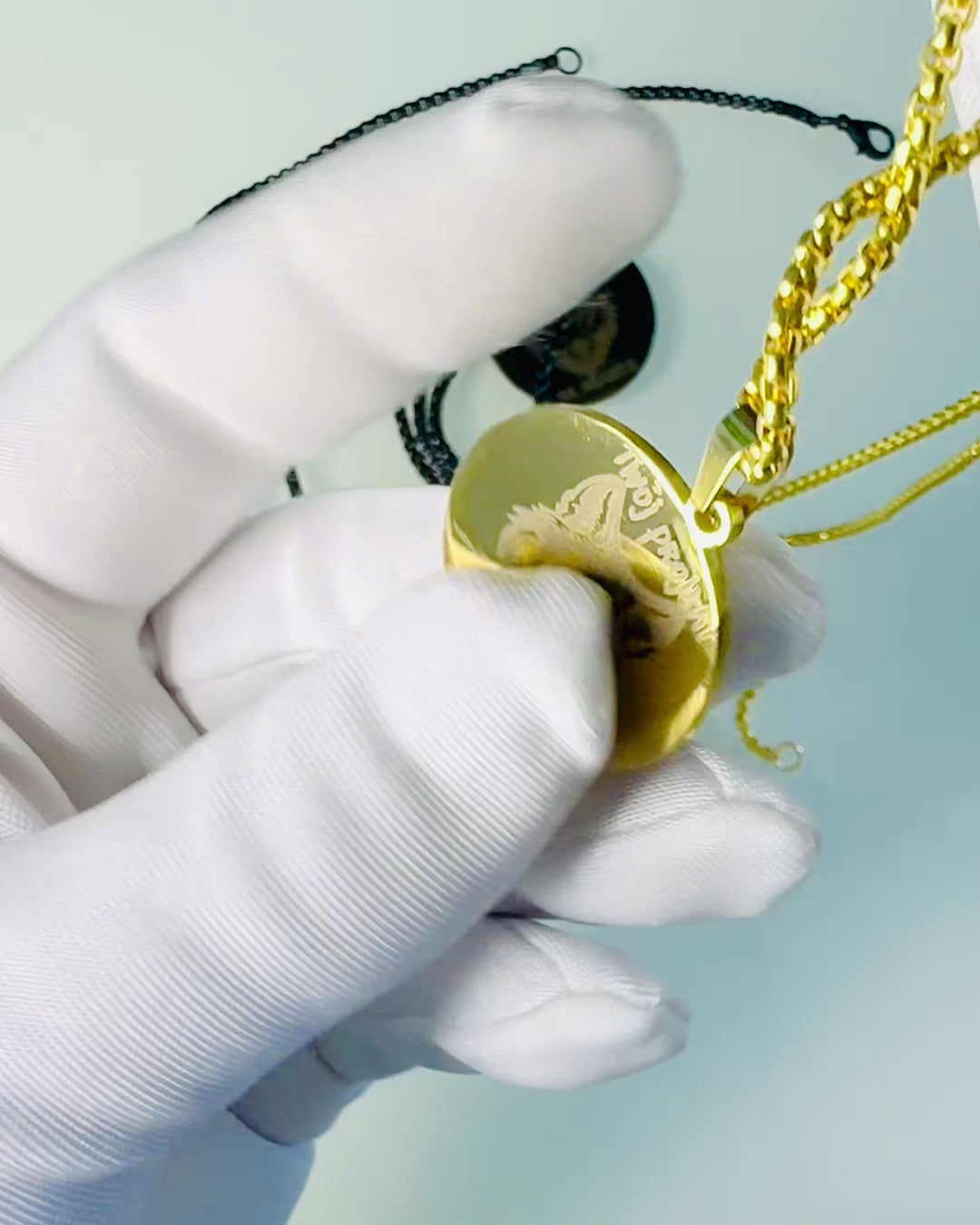 Prívesok "Urban Elegance" – Okrúhla Medaila z Nehrdzavejúcej Ocele v Dvoch Farbách s Možnosťou Personalizácie