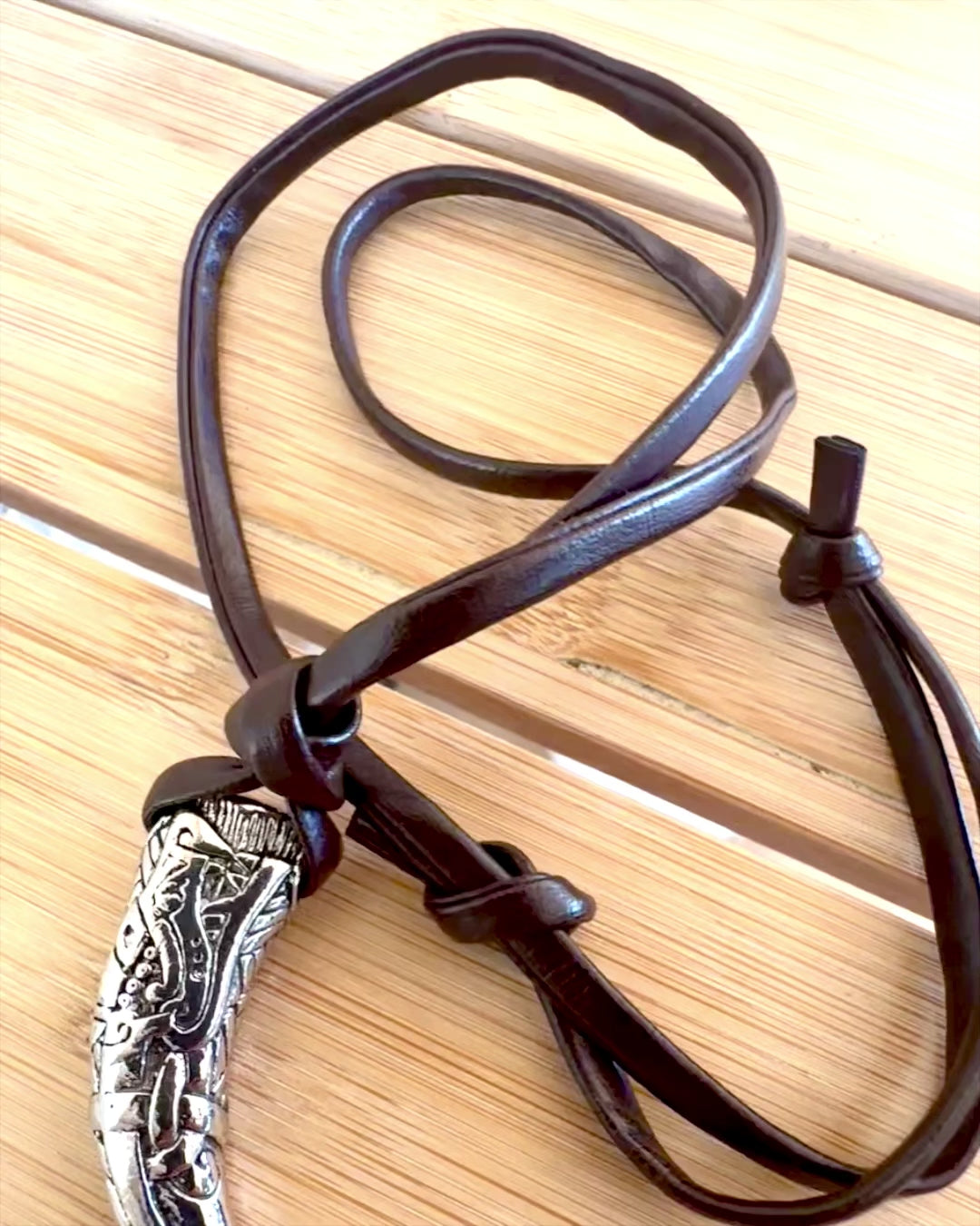 Wilczy Kieł z nehrdzavejúcej ocele – Amulet Odvahy, náhrdelník s možnosťou personalizácie gravírovaním na darček