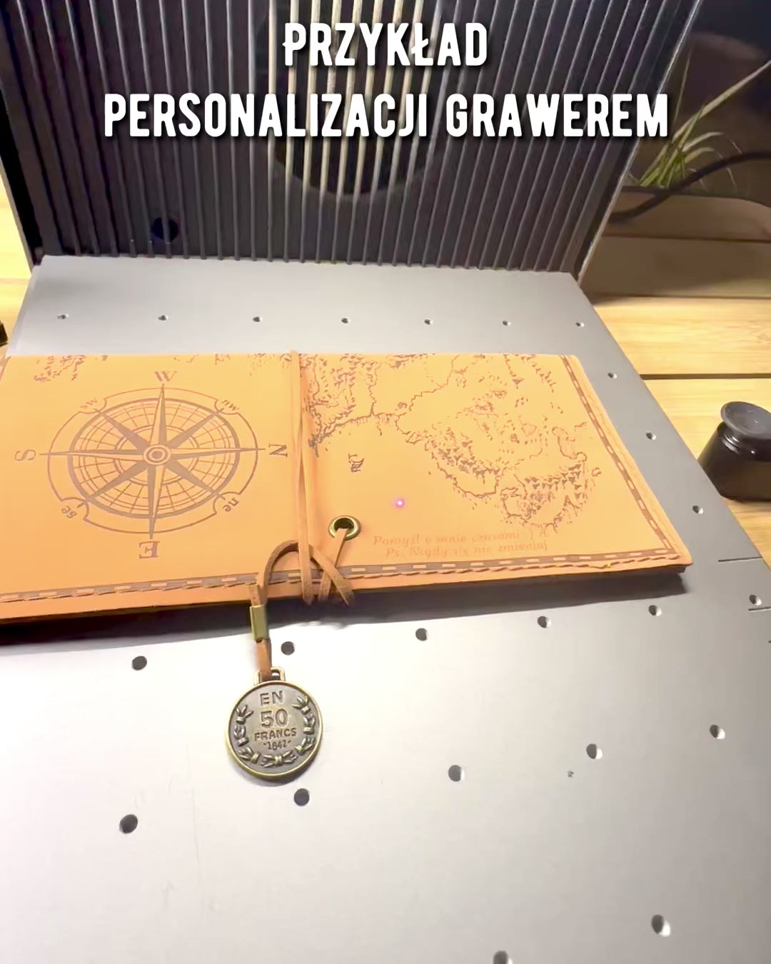 Retro svetlo hnedý - matný, kožený peračník v štýle cestovateľa s mapou sveta – praktický a priestranný. Personalizácia gravírovaním.