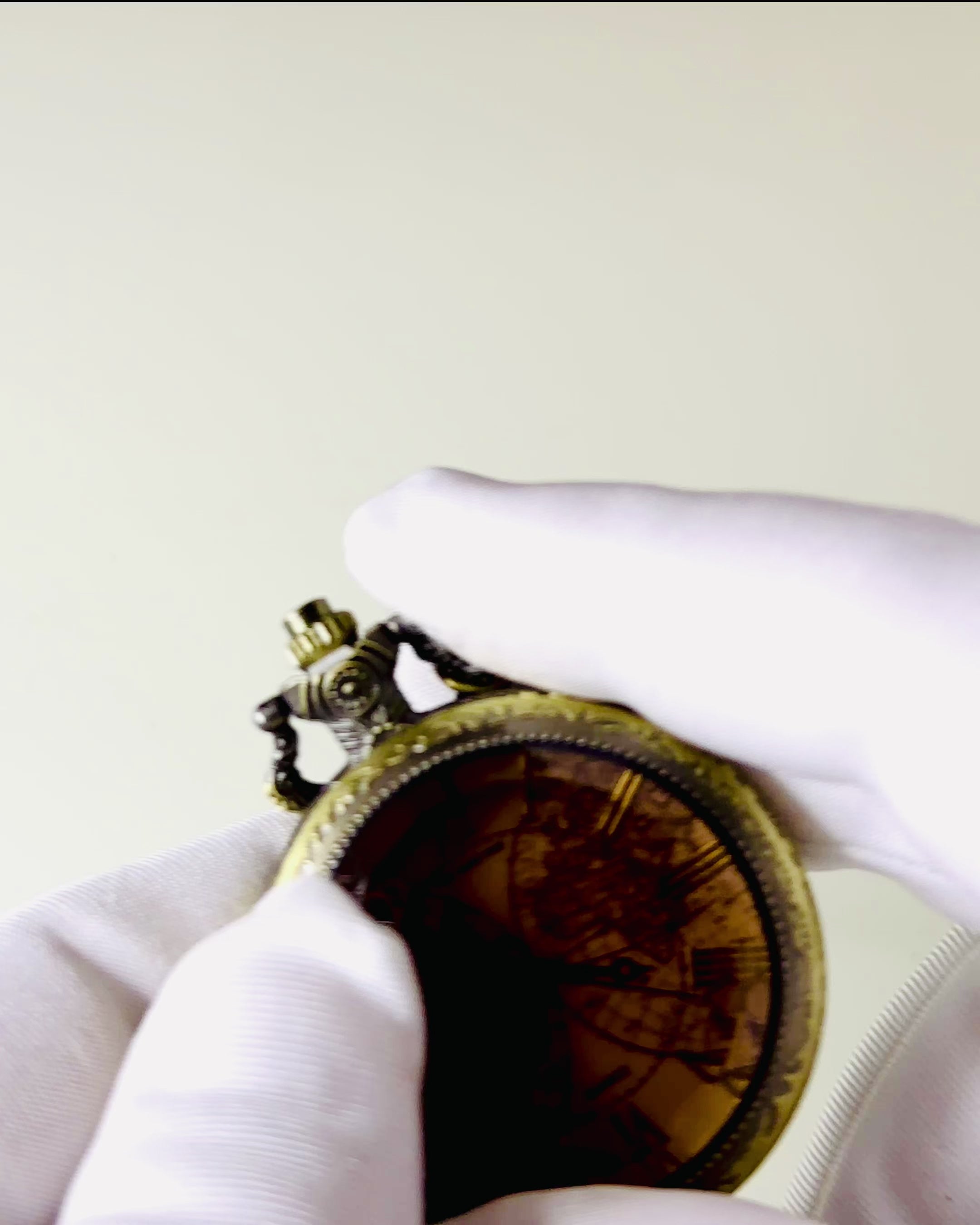 Klasické Kremenné Vreckové Hodinky s Mapou Sveta – Prívesok s Retiazkou v Štýle Vintage pre Ňu a pre Neho, gravírovanie