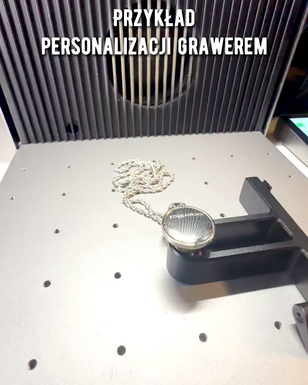 Náhrdelník s príveskom kompasu v štýle glamour s kryštálmi pre ženy a mužov - 2 varianty na výber, personalizácia gravírovaním ako darček