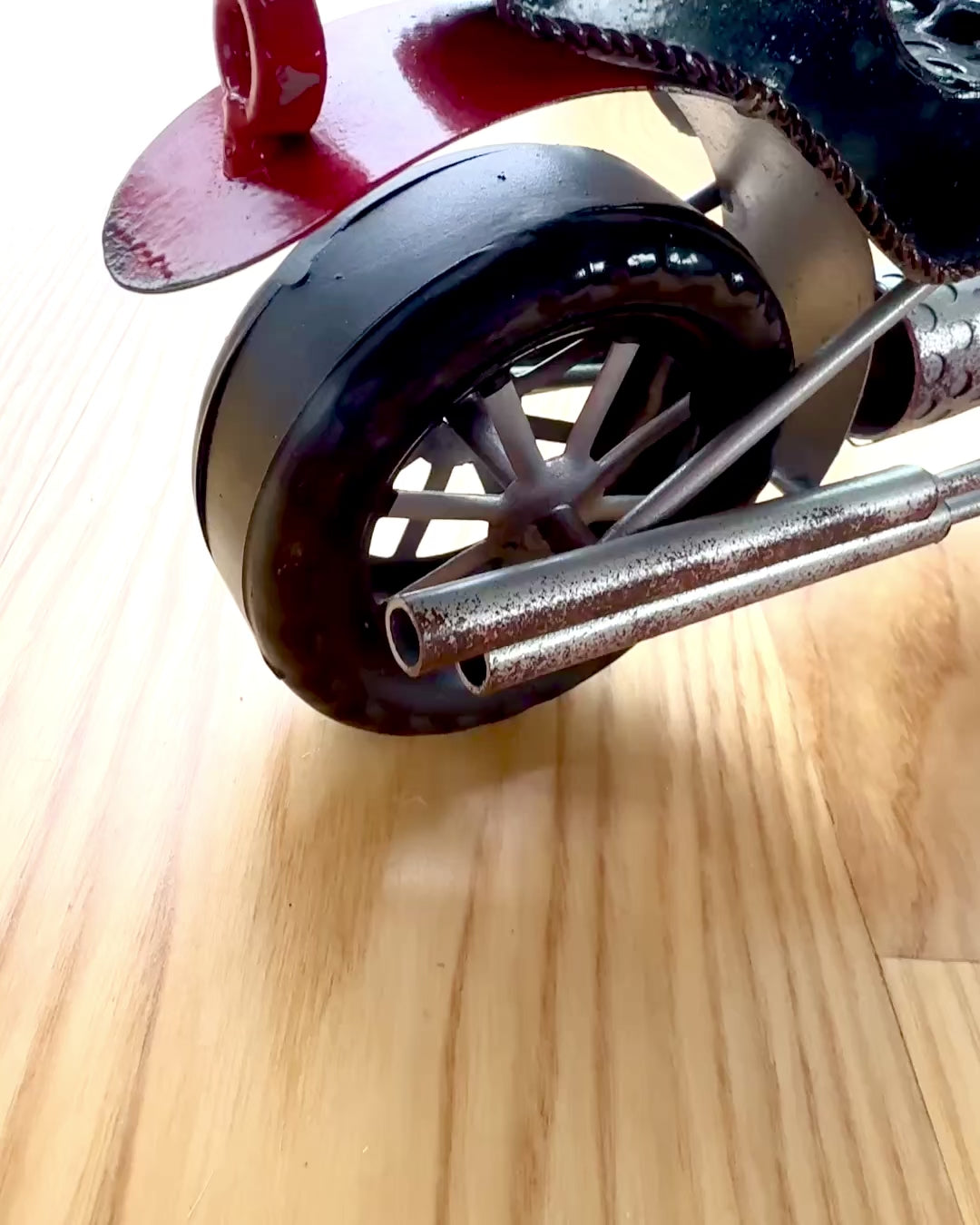 Kovový stojan na víno, 40 cm dlhý, v tvare motocykla s možnosťou gravírovania ako darček