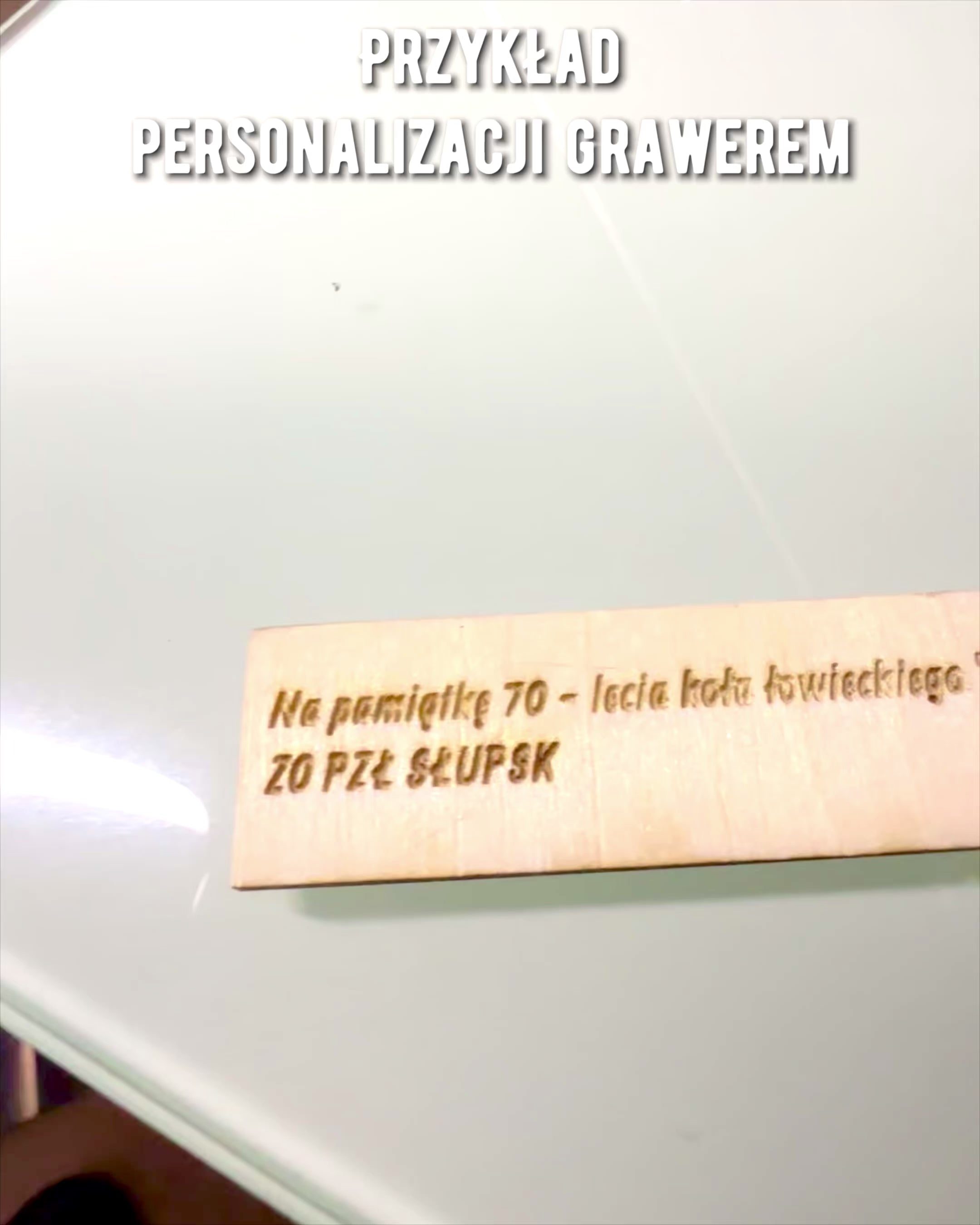 Orzeł Królewski – Dekoratívna Figúrka z Živice s Možnosťou Gravírovania