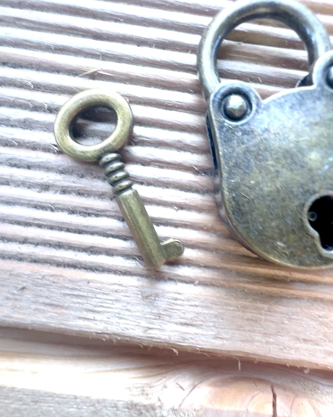 Miniaturowe Kłódki Miłości - Zestaw 2 Grawerowanych Kłódeczek Retro, personalizacja na prezent