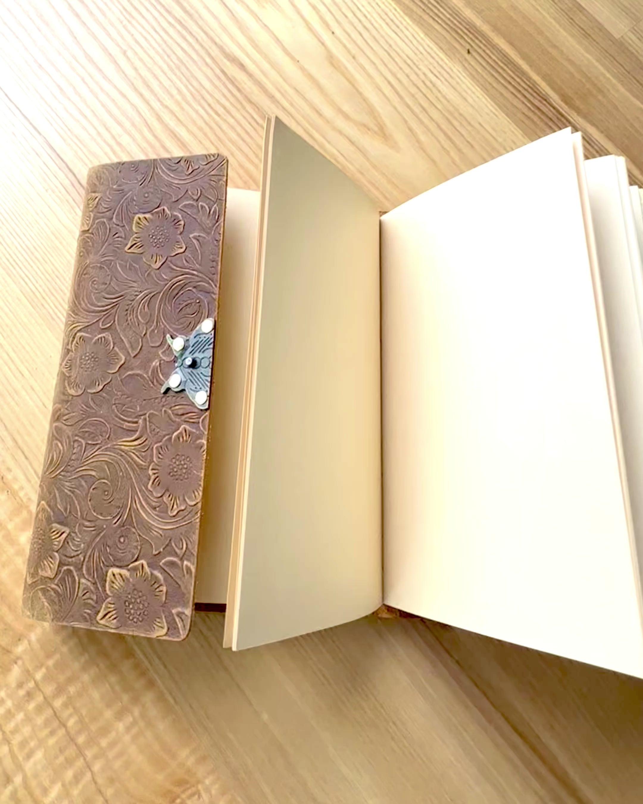 Luxusný Retro Zápisník s Koženým Obalom - "Vintage Elegance", 480 strán, možnosť personalizácie gravírovaním
