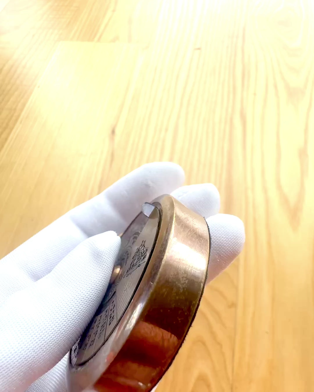 Mini Kalendarz Kapitański „Navigator” – mosiężna dekoracja z duszą żeglugi, opcja graweru na prezent, 5 cm średnicy