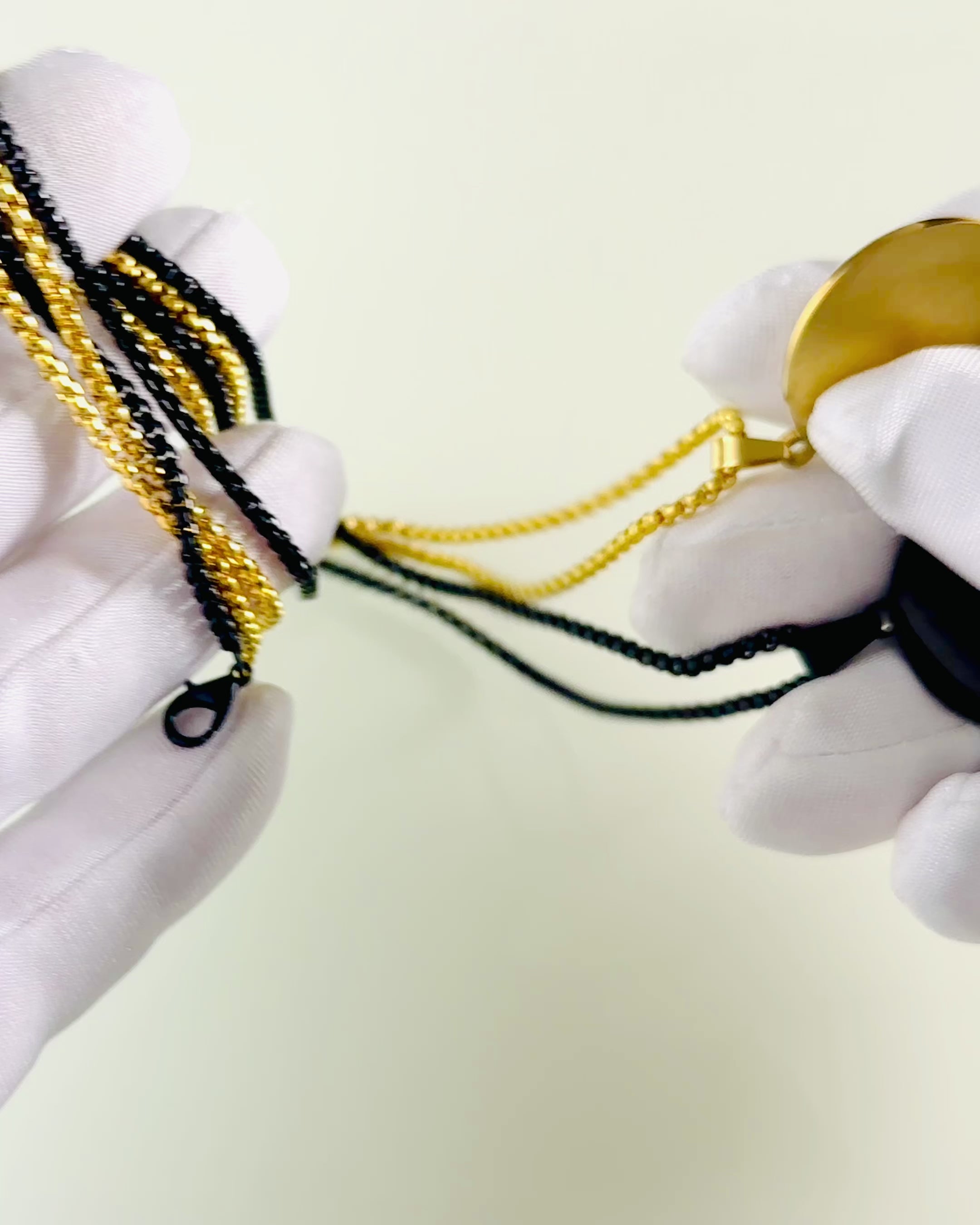 Prívesok "Urban Elegance" – Okrúhla Medaila z Nehrdzavejúcej Ocele v Dvoch Farbách s Možnosťou Personalizácie