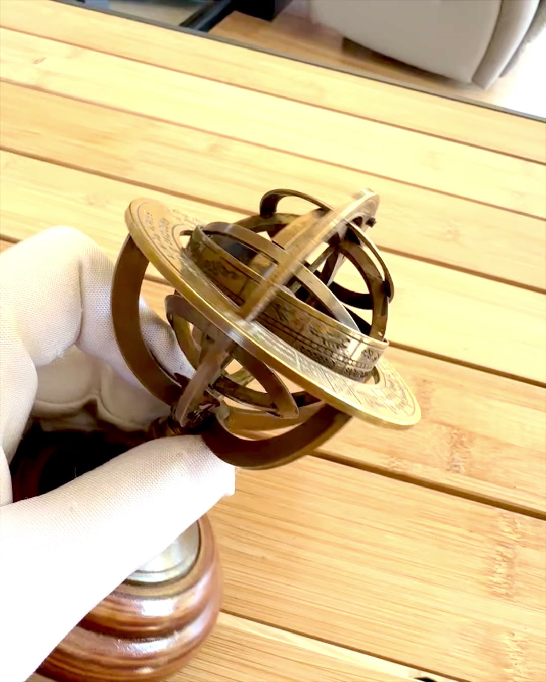 Mosadzná armila „AstroGlobe” 13 cm vysoká, Ručne vyrobená s možnosťou gravírovania, dekorácia do kancelárie