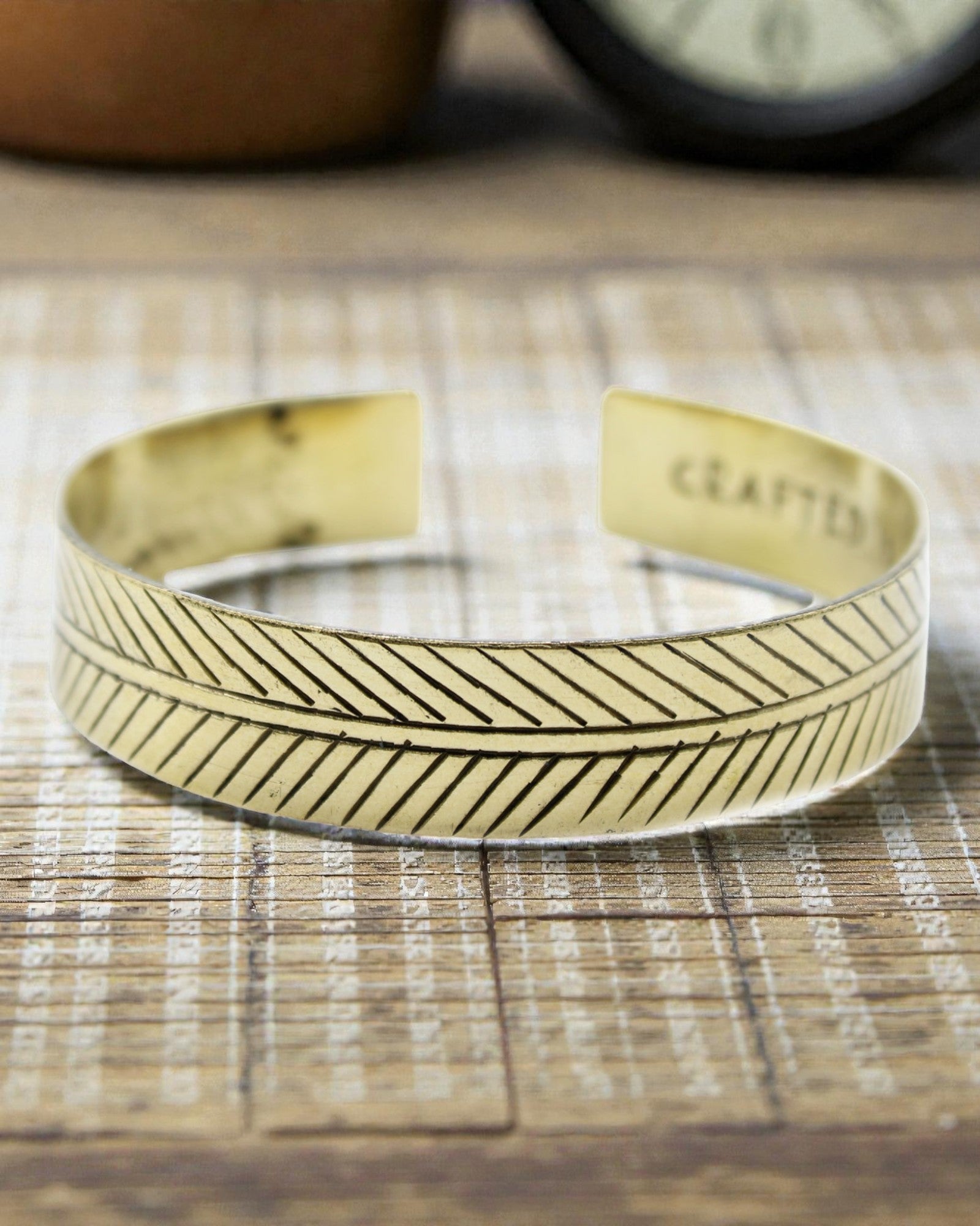 Tibetský mosadzný náramok Zlatý list – Široký tribal