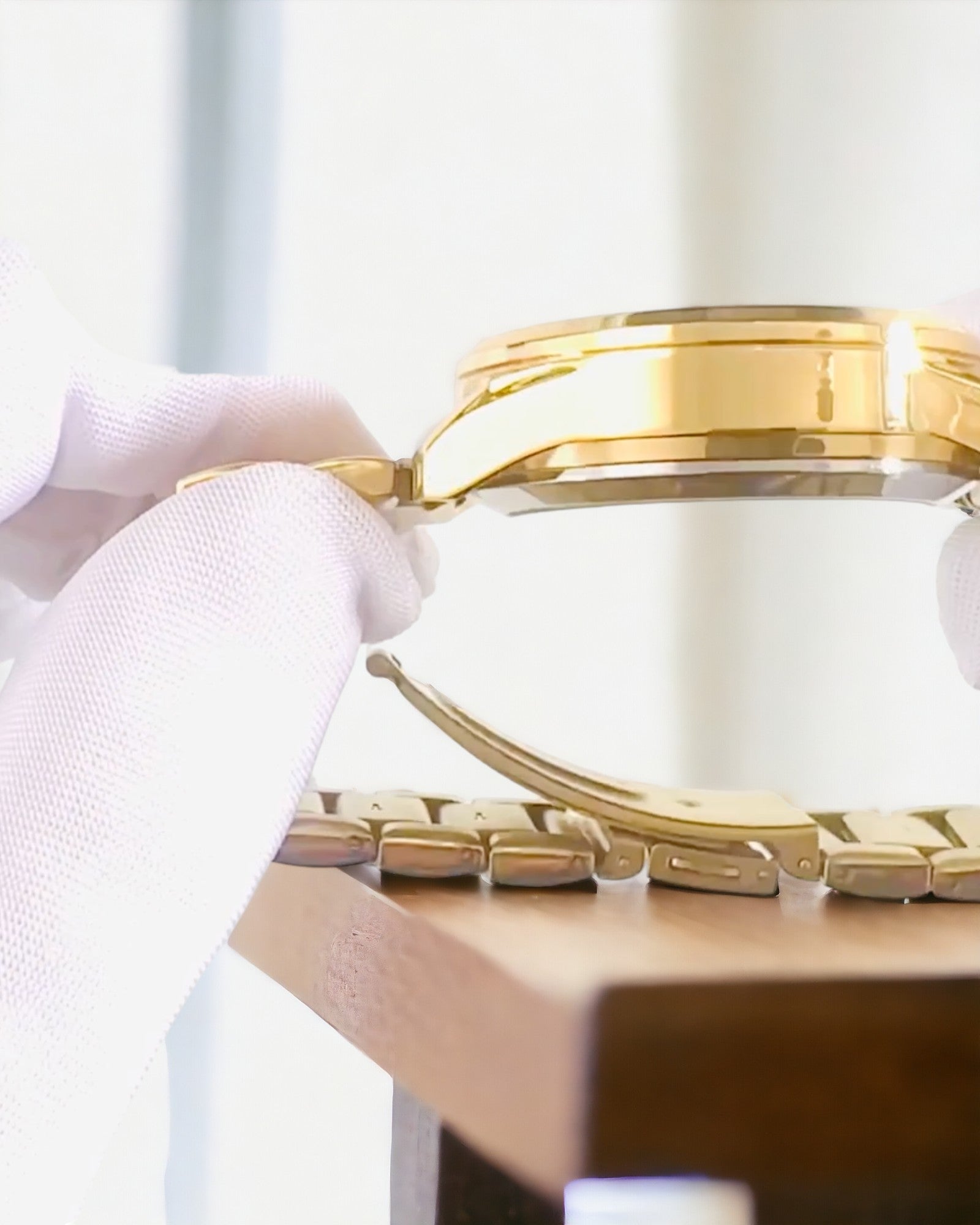 Pánske športové hodinky s obojstranným, priehľadným quartzovým mechanizmom a hliníkovým náramkom – Ideálne ako darček. Personalizácia gravírovaním