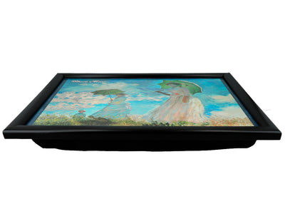 Podložka pod notebook C. Monet, Žena so slnečníkom, personalizovaná s možnosťou gravírovania, elegantná a umelecká, 30.5x40.5cm, ideálna ako darček