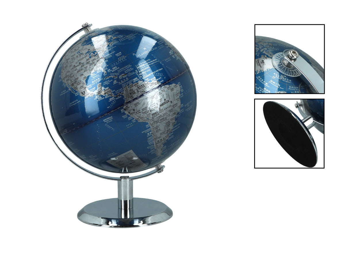 Malý dekoratívny glóbus v modro-striebornom vyhotovení s možnosťou personalizácie gravírovaním, ideálny ako darček, výška 20 cm, elegantná dekorácia do obývačky s geografickými názvami v anglickom a čínskom jazyku.