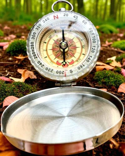 Vodotesný Mosadzný Kompas so Svietiacim Efektom - Nevyhnutnosť na Turistiku a Kemping, personalizácia gravírovaním