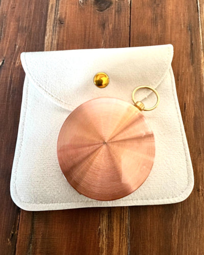 Kompas ružové zlato - navigačný v retro štýle – prenosný a presný nástroj na určovanie smeru pre cestovateľov a objaviteľov. Gravírovanie, personalizácia.