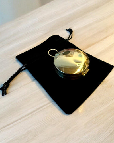 Vodotesný Mosadzný Kompas so Svietiacim Efektom - Nevyhnutnosť na Turistiku a Kemping, personalizácia gravírovaním