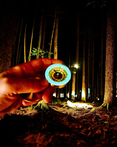 Vodotesný Mosadzný Kompas so Svietiacim Efektom - Nevyhnutnosť na Turistiku a Kemping, personalizácia gravírovaním