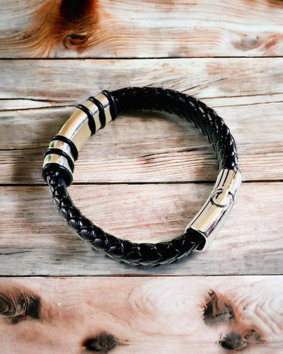 Modný náramok Hip Hop pre mužov s gravírovaním na objednávku a magnetickým zapínaním – Vyberte si štýl so striebornými alebo zlatými akcentmi, 22cm PU koža