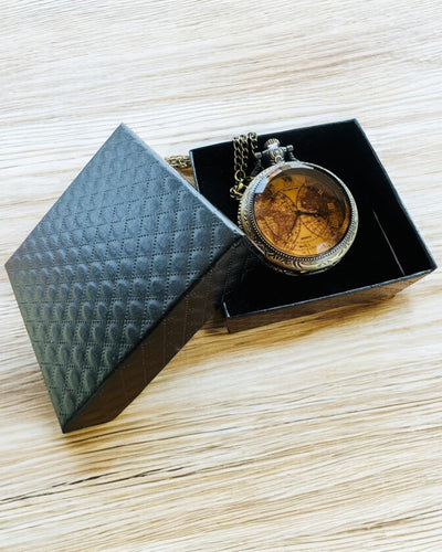 Klasické Kremenné Vreckové Hodinky s Mapou Sveta – Prívesok s Retiazkou v Štýle Vintage pre Ňu a pre Neho, gravírovanie