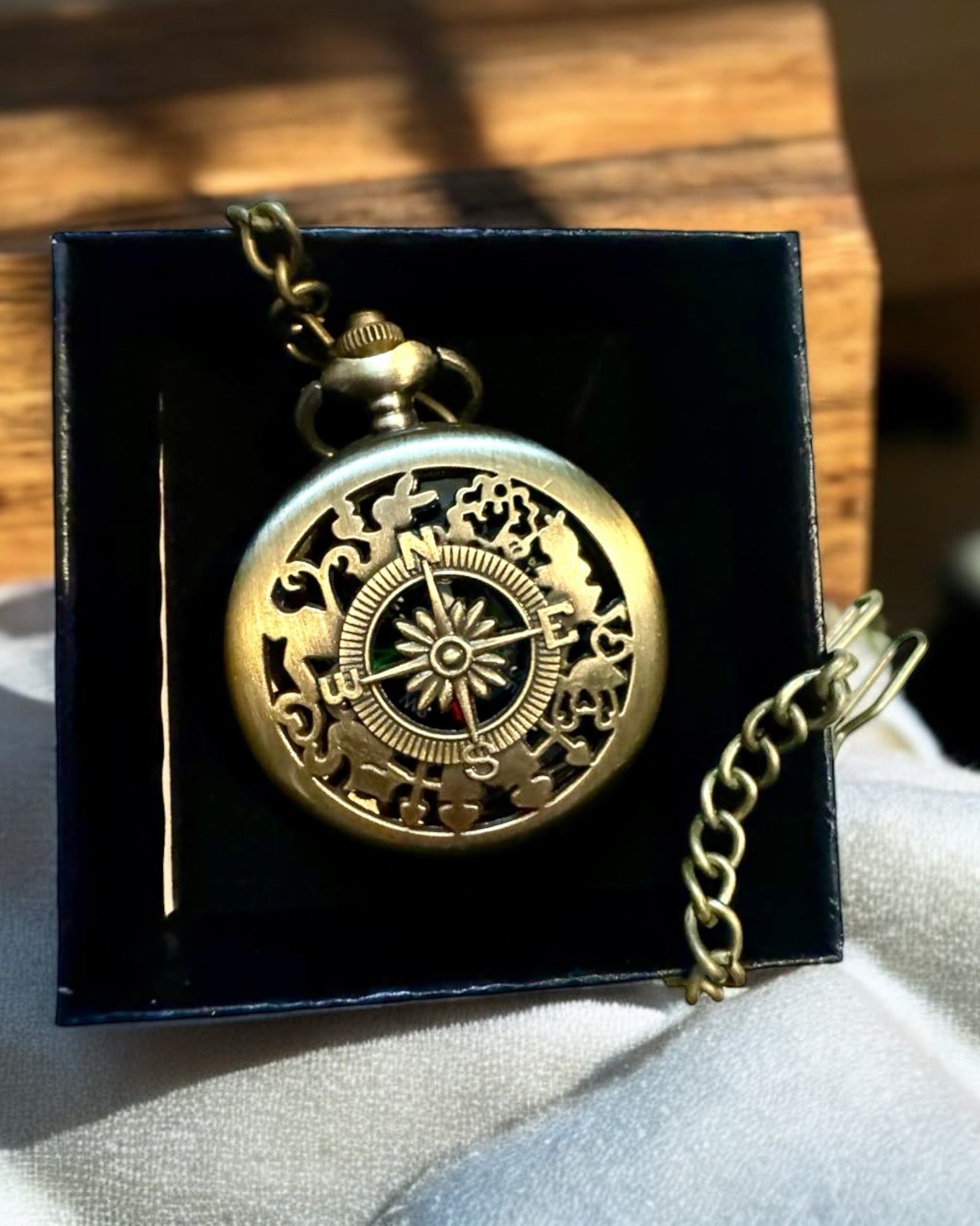 Antický bronzovo-zlatý vreckový kompas s filigránovým vzorom – Perfektný pre prieskumníkov a milovníkov retro. Personalizácia gravírovaním