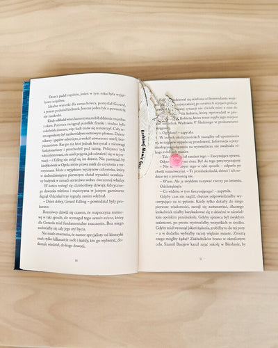 Kreatívna záložka do knihy v retro štýle s motívom pierka a motýľa – elegantný darček pre mamu, učiteľa, propagačný, farba strieborná/ružová