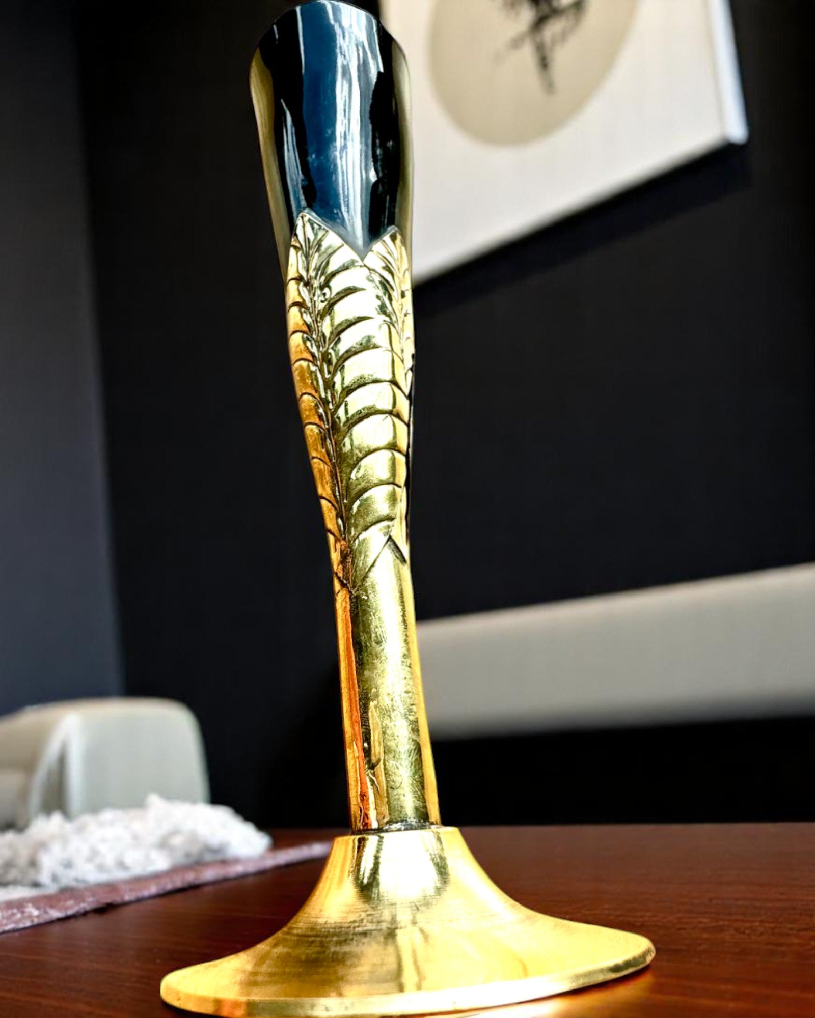 Pohár „Duch remesla“ z byvolieho rohu a mosadze – ručne vyrobený v Indii, 22 cm, možnosť personalizácie gravírovaním ako darček
