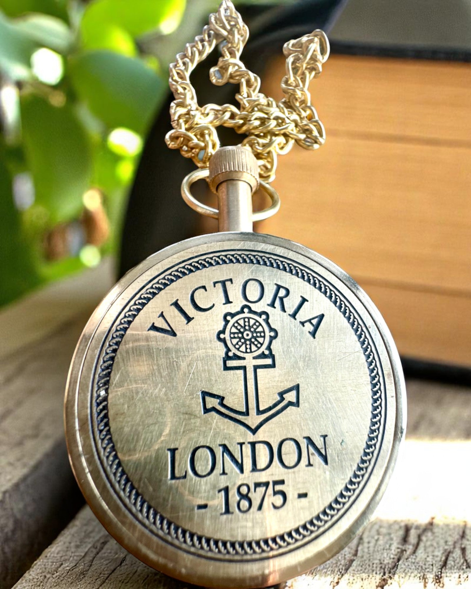 Vreckové hodinky „Victoria Crown“ – Mosadzné, Ručne vyrobené v Indii, 5 cm šírka, japonský mechanizmus, možnosť personalizácie gravírovaním ako darček