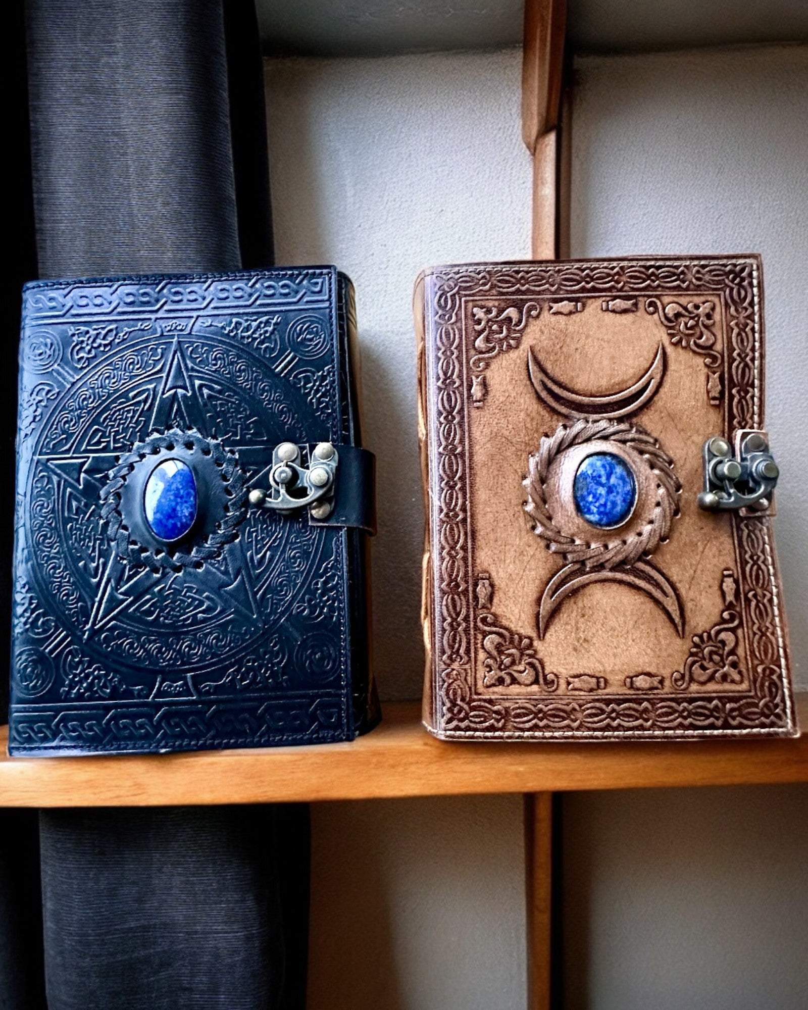 Prémiový Denník, Antický vzor, Kožený Zápisník "Magická Kronika" 200 strán, 2 varianty na výber, personalizácia gravírovaním