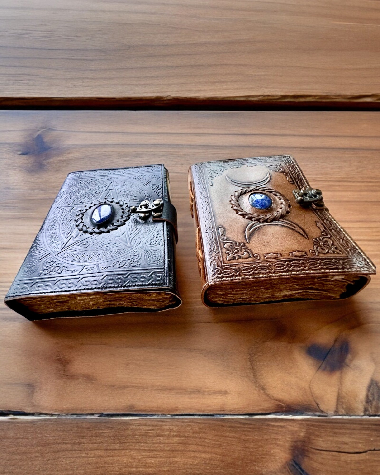 Prémiový Denník, Antický vzor, Kožený Zápisník "Magická Kronika" 200 strán, 2 varianty na výber, personalizácia gravírovaním
