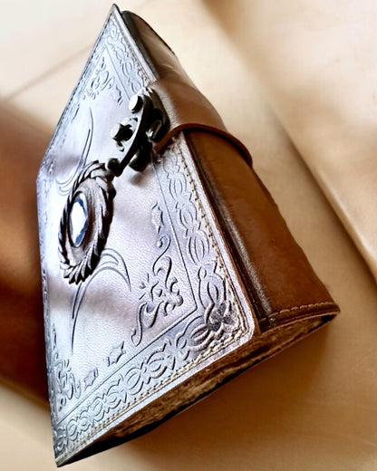 Prémiový Denník, Antický vzor, Kožený Zápisník "Magická Kronika" 200 strán, 2 varianty na výber, personalizácia gravírovaním