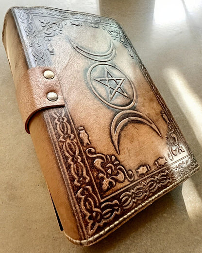 Prémiový Denník, Antický vzor, Kožený Zápisník "Magická Kronika" 200 strán, 2 varianty na výber, personalizácia gravírovaním