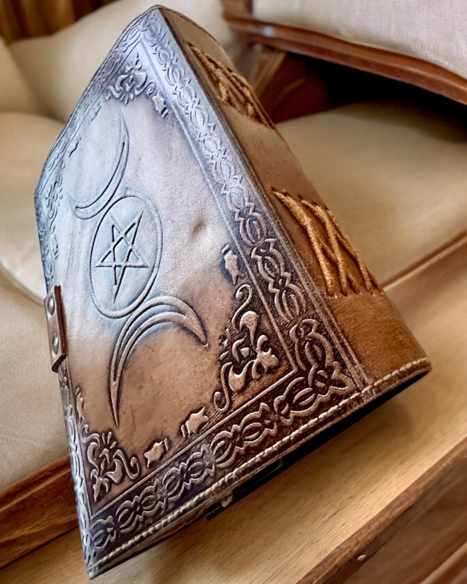 Prémiový Denník, Antický vzor, Kožený Zápisník "Magická Kronika" 200 strán, 2 varianty na výber, personalizácia gravírovaním