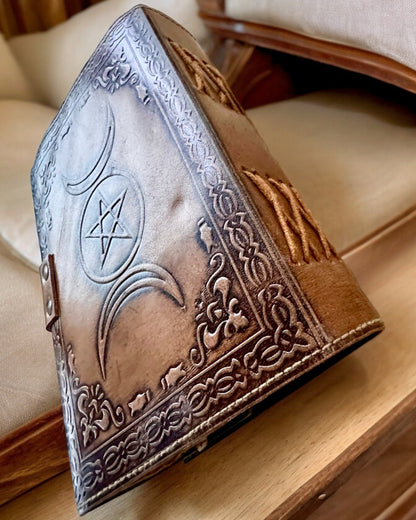 Prémiový Denník, Antický vzor, Kožený Zápisník "Magická Kronika" 200 strán, 2 varianty na výber, personalizácia gravírovaním