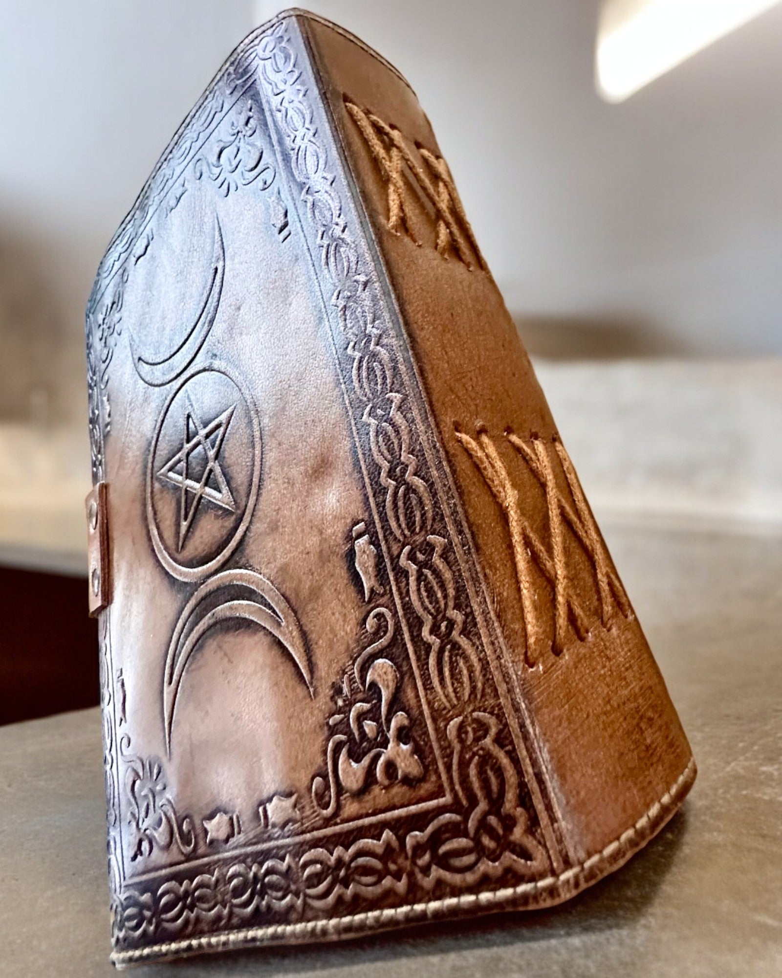 Prémiový Denník, Antický vzor, Kožený Zápisník "Magická Kronika" 200 strán, 2 varianty na výber, personalizácia gravírovaním