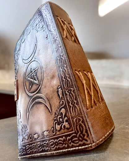 Prémiový Denník, Antický vzor, Kožený Zápisník "Magická Kronika" 200 strán, 2 varianty na výber, personalizácia gravírovaním
