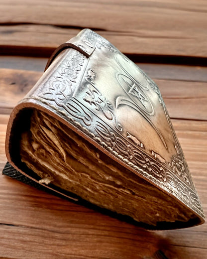 Prémiový Denník, Antický vzor, Kožený Zápisník "Magická Kronika" 200 strán, 2 varianty na výber, personalizácia gravírovaním