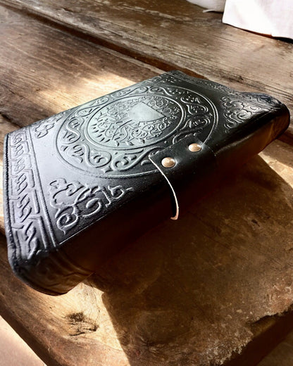 Prémiový Denník, Antický vzor, Kožený Zápisník "Magická Kronika" 200 strán, 2 varianty na výber, personalizácia gravírovaním