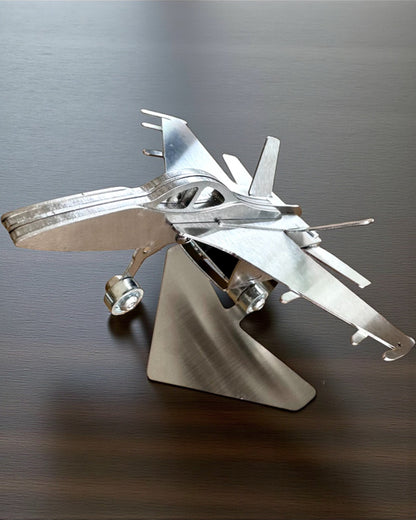 Kovový model stíhačky „SkyRaptor“ – nehrdzavejúca oceľ, personalizované gravírovanie na darček