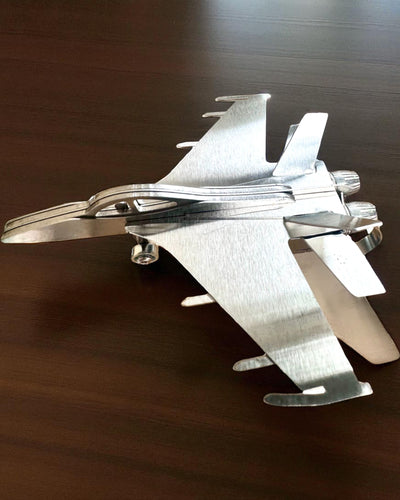 Kovový model stíhačky „SkyRaptor“ – nehrdzavejúca oceľ, personalizované gravírovanie na darček