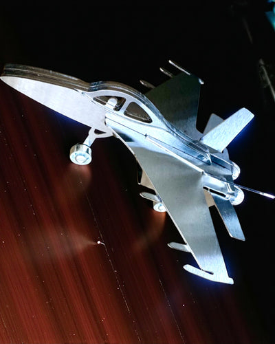 Kovový model stíhačky „SkyRaptor“ – nehrdzavejúca oceľ, personalizované gravírovanie na darček