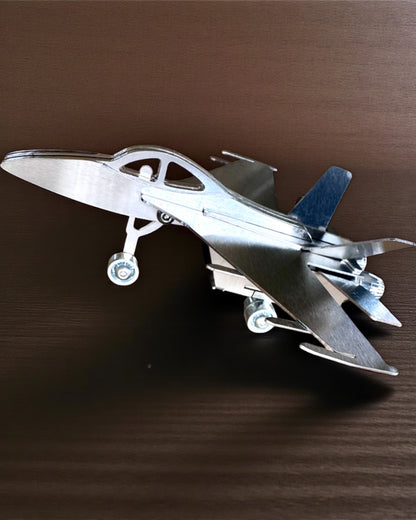 Kovový model stíhačky „SkyRaptor“ – nehrdzavejúca oceľ, personalizované gravírovanie na darček
