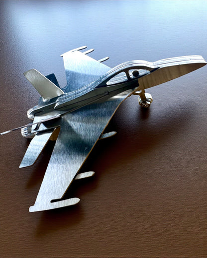 Kovový model stíhačky „SkyRaptor“ – nehrdzavejúca oceľ, personalizované gravírovanie na darček