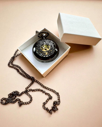 Čierne vreckové hodinky „Midnight Elegance“, personalizácia na darček gravírovaním