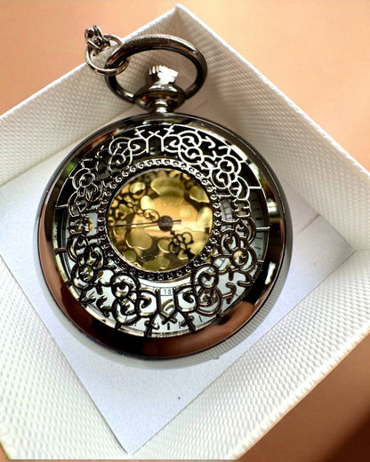 Čierne vreckové hodinky „Midnight Elegance“, personalizácia na darček gravírovaním