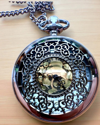 Čierne vreckové hodinky „Midnight Elegance“, personalizácia na darček gravírovaním