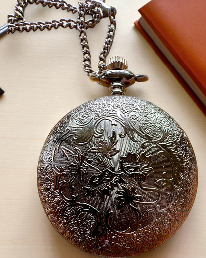 Čierne vreckové hodinky „Midnight Elegance“, personalizácia na darček gravírovaním