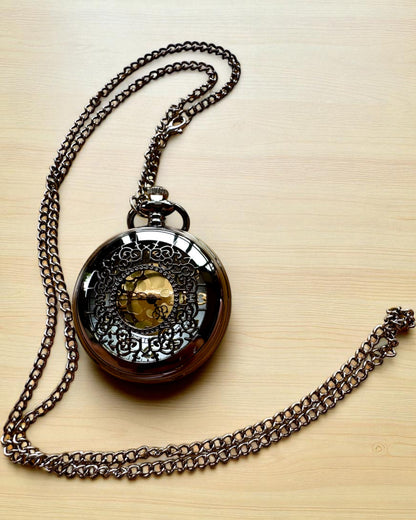 Čierne vreckové hodinky „Midnight Elegance“, personalizácia na darček gravírovaním