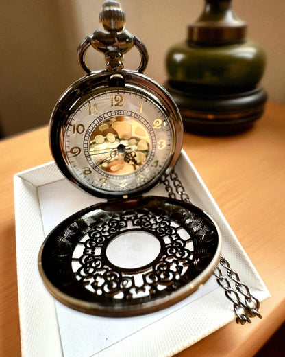 Čierne vreckové hodinky „Midnight Elegance“, personalizácia na darček gravírovaním