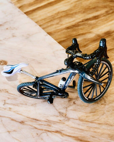 Miniatúrny Kovový Model Červeného Bicykla "SpeedMaster" personalizácia gravírovaním ako darček, 2 farebné varianty