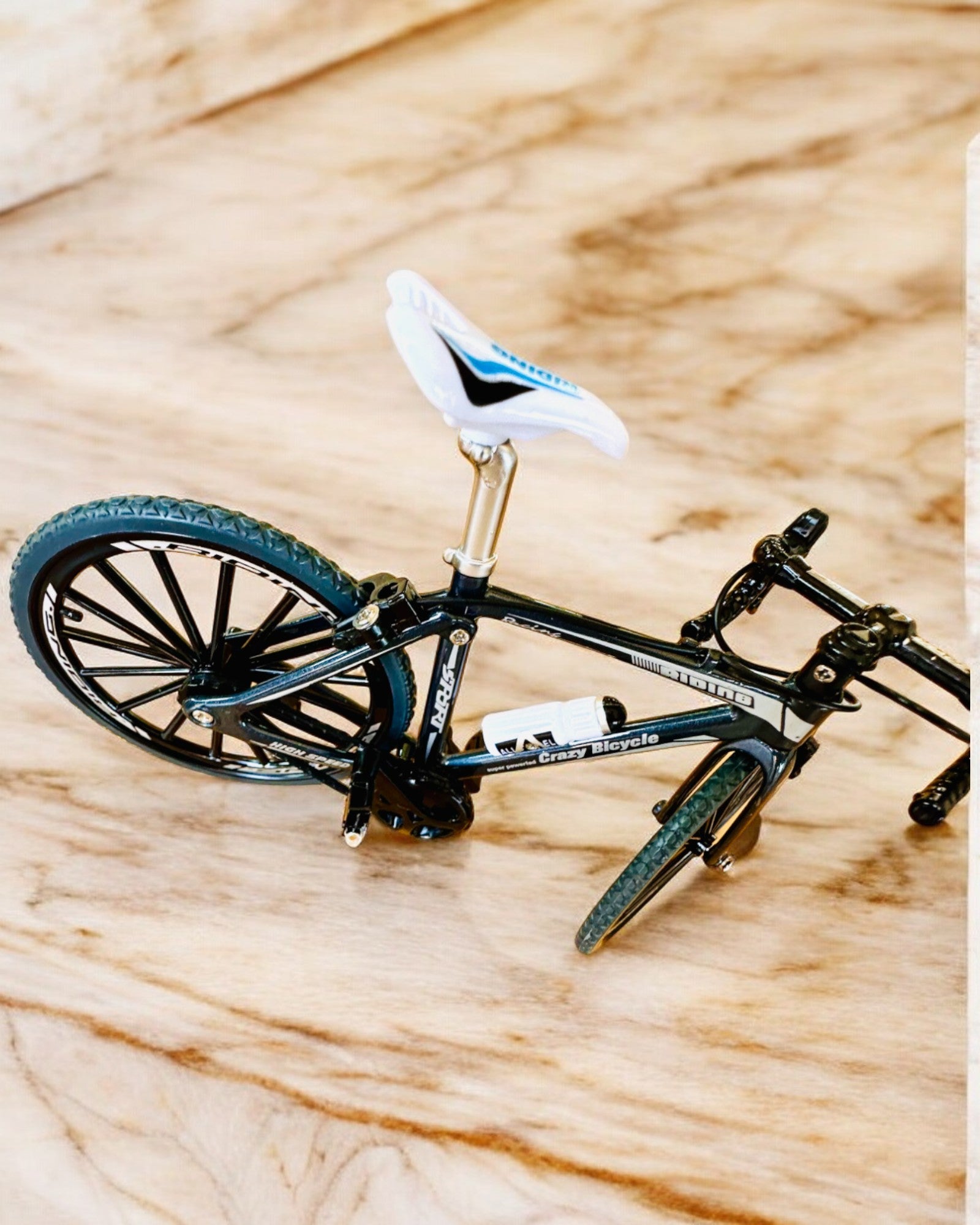 Miniatúrny Kovový Model Červeného Bicykla "SpeedMaster" personalizácia gravírovaním ako darček, 2 farebné varianty
